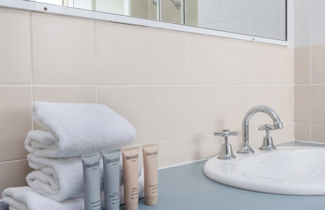 Marine Mirage - 2 Bedroom Apartment with Beachfront Vibes - Photo 14