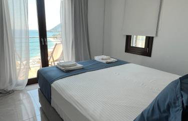 The Yacht House - Photo 10