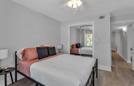 6 Bedroom with Guest House Walk to Lake & Shops - Foto 24