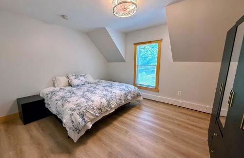 91M Renovated Bethlehem home with hot tub, firepit, large yard, walk to restaurants - Photo 27