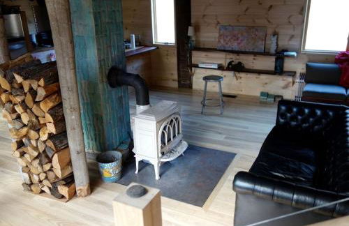 Charming Cabin Getaway with a Wood-Burning Stove in Chesterfield, Massachusetts - Foto 12