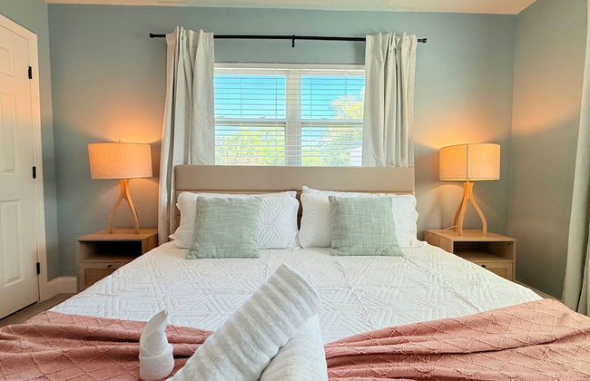 Spacious Modern King bed Game Room More - Photo 1