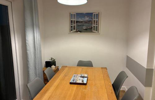 Stylish 3 bed home with allocated parking for 2 - Photo 3