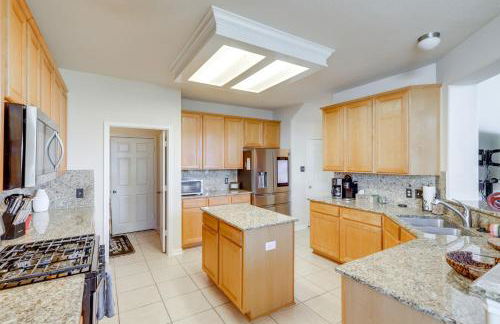 Lake-View Home with Pool Access in Legends Ranch! - Foto 9