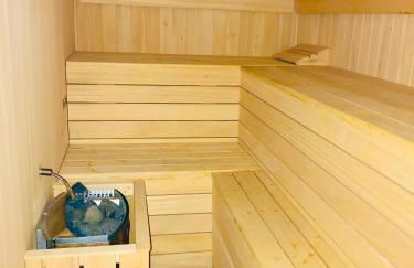 Luxury 3 Bedroom Apartment 300m from the Beach - Photo 40