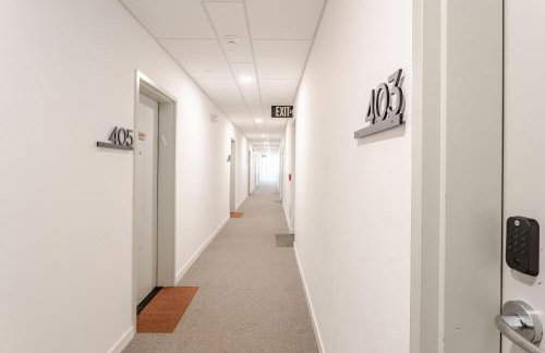 Modern & Spacious 2BR Apartment with Gym & Parking - Photo 30