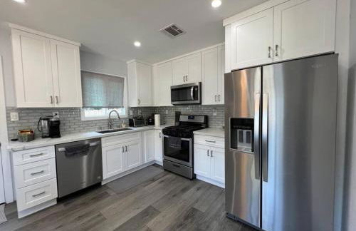 Adorable 2BR-2BA House with EV & Free Parking and Family Friendly in Los Angeles - Photo 11