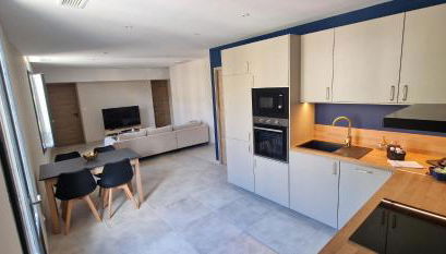 SUPERBE APPARTEMENT porte de la Cité Médiévale à SOMMIERES entièrement rénové très bien équipé 6 pers balcon clim parking privé devant - Photo 5, stove, dishwasher