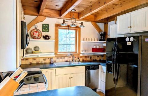 Bright Post & Beam Retreat with Fire Pit & Game Room Near Acadia | Sorrento, Maine - Foto 19