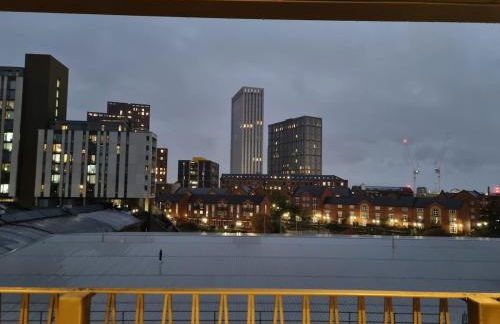 Luxury 2 Bed Apartment, with a balcony city & canal view in Manchester City Centre! - Foto 1