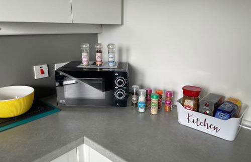 Spacious two bedroom flat, entire property - Photo 20