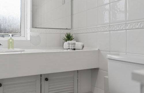 NEW! Large 5BR 2BA Home Leamington Spa Driveway Garage Parking WI-FI - Photo 23