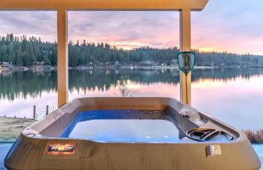 Lakefront Villa with 180 degree view private dock and boats - Foto 11