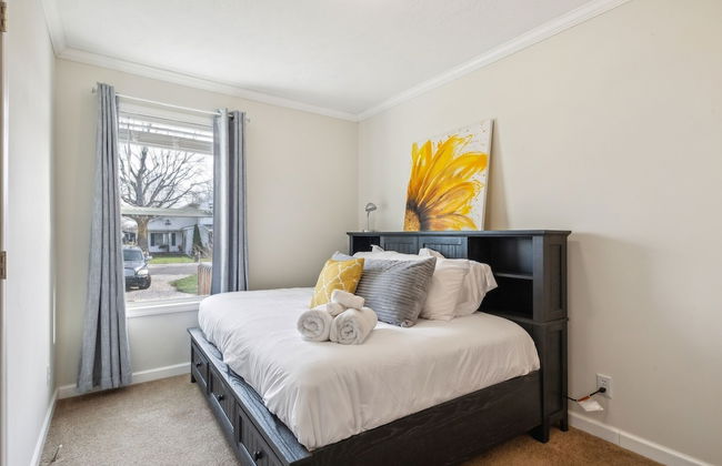 Sunsets & Serenity: Port Clinton Waterfront Stay 3 Bedroom Home - Photo 2