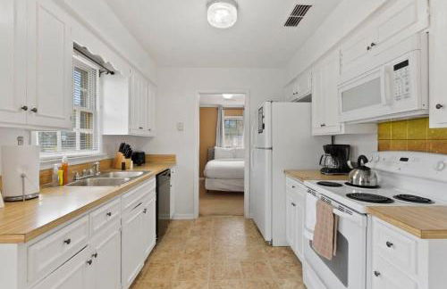 Large Fenced Yard near Midtown- Shamrock Stay - Foto 14