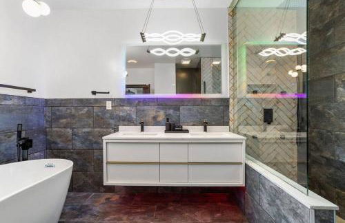 AC 9 BR 4BA Victorian Manor - 1 Block to Beach - Foto 37