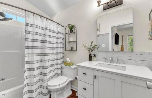 Entire home in RTP near Duke with fenced backyard - Foto 15