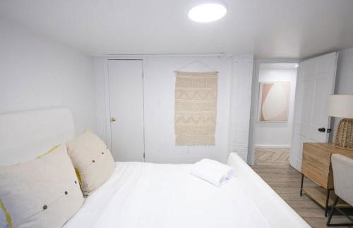 Retro 2 bedroom basement APT with free parking - Foto 25