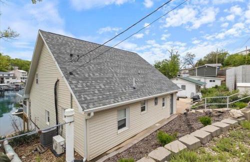 Beautiful Lake Front Home with Private Dock In Lick Branch Cove - Foto 31