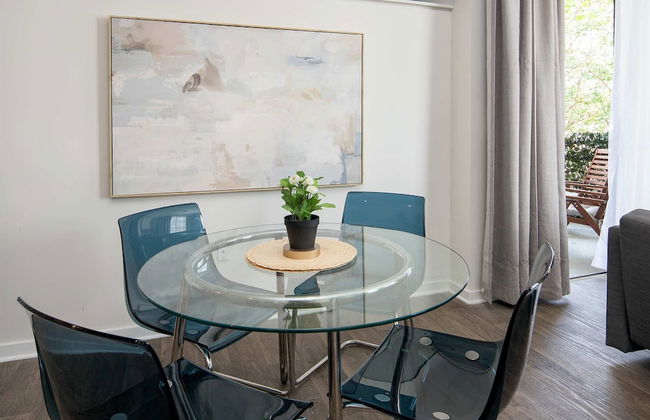 Uptown 1st Ward Corner Unit Superior 2BD Apt - Foto 8