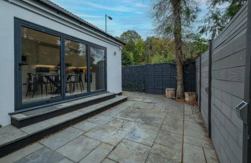 Modern Comfort 2-Bedroom, 2-Bathroom House - Photo 30