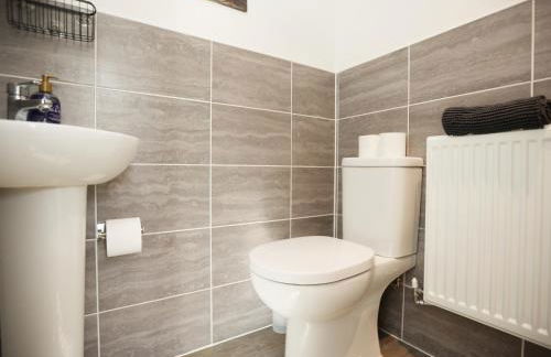 Gregor Place Modern four Bedroom House in Calne with Private Parking, perfect for teams or families staying in the area, Long stays welcome - Photo 7