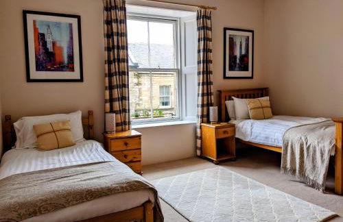 Huge 4 Bed Apt - Perfect Base to Explore The Borders - Foto 9