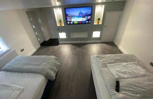 Luxury 3-Bed House-Jaquzzi Bath-Private Parking- suitable for contractors - Foto 3