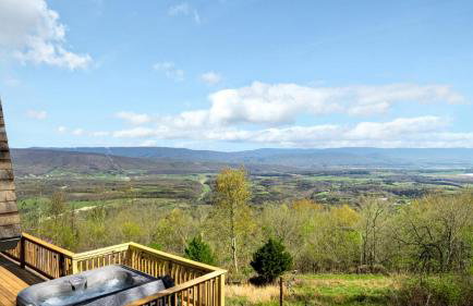 Lofted chalet cabin w hot tub fire pit & views - Foto 25