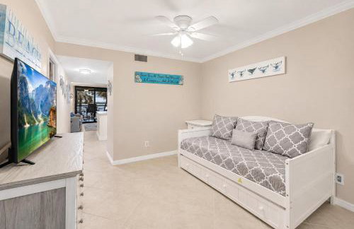 Waterfront Island Oasis! Heated Pool with Stunning View & 2 Full Bath - Foto 18