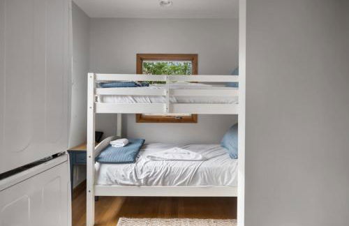 Two Cabins Retreat in Woods Resort - Dog-Friendly - Foto 28