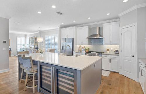 Stunning Beach Getaway - Steps to Ocean - Foto 3