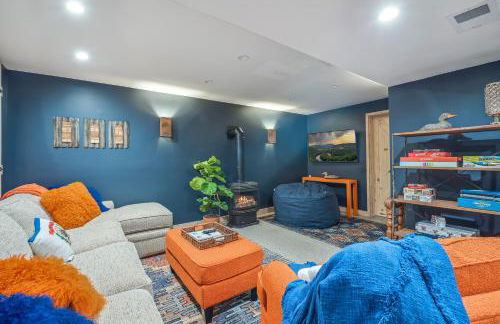 Trailblazer Lodge - Upscale, hot tub, trail, game room, wifi, fire pit, bar, pool table, king bed, view, pet friendly - Photo 57