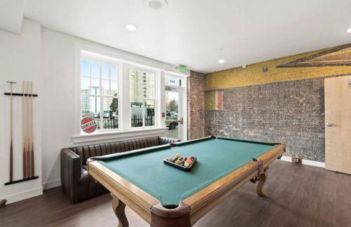 King Bed J and K on Main Luxury Apartment 403 - Foto 5