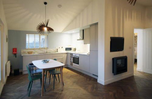 Woodpecker Lodge - Brook Meadow - sleeps 4 plus 2 - no pets - Foto 4