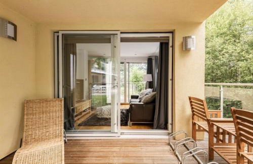 Modern contemporary home in beautiful setting - Foto 39