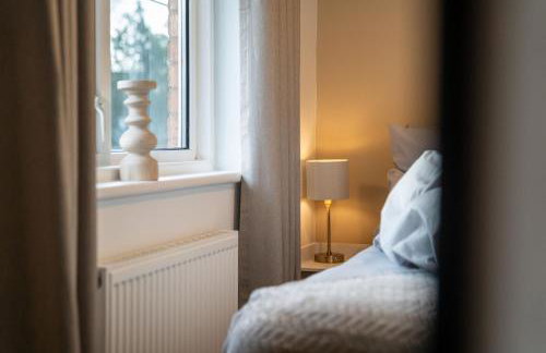 Cosy 3-Bed House With Parking, 5 Mins to QE & Uni - Photo 15