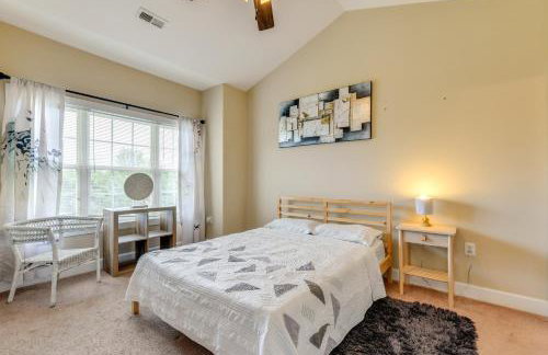 Charming Condo with Balcony, 1 Mi to UNC Charlotte! - Foto 15