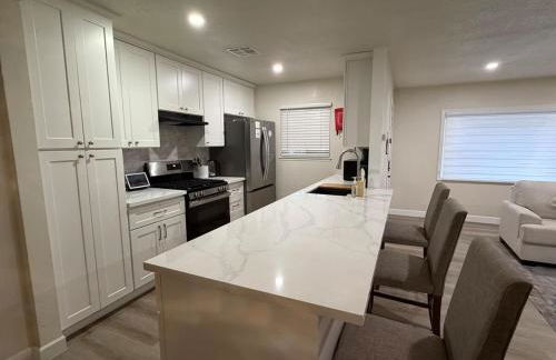 The Hayward Hearth, Serene 3BR Home, Cul-de-sac, Yard - Foto 13