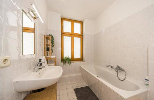 LeHaStays - Apartment Buckau 15 I 2 Zimmer I voll ausgestattete Küche I Balkon I Smart TV - Photo 8