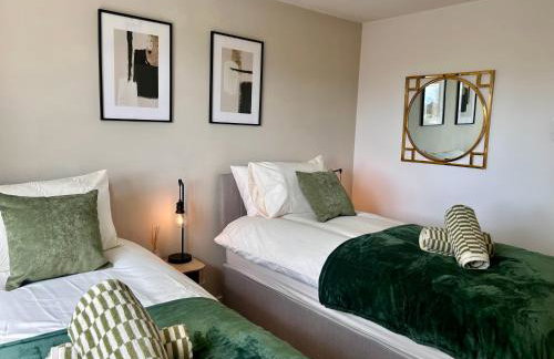 Brand New 2 Bed House - Sleeps 4 - Free Parking - Near HS2 & Drayton Manor - Foto 3