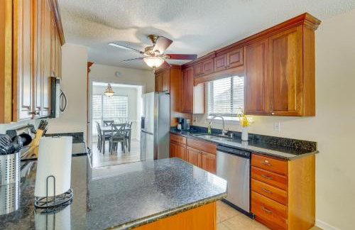 Mary Esther Home with Private Pool and Fireplace! - Foto 8