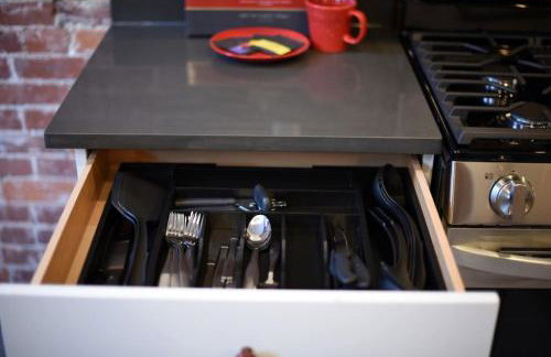 HostWise Stays - Prime Location in Lawrenceville, Exposed Brick 2BR Home - Foto 27