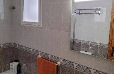 Three-bedroom apartment - Photo 2