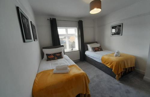 Doctors lane Stylish 3 Bedroom contractor Family House with Parking - Photo 12