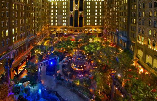 Beautiful Modern Home with Pool in Prime Strip Location - Foto 27