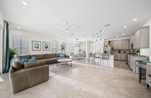 Epic Playhouse Getaway - Castle & Superhero Bunks Theater Private Pool No Rear Neighbors - Foto 30