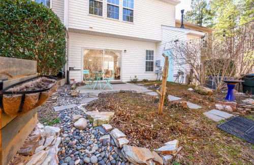 Modern 3-BR Townhome w Private Backyard Near RTP - Foto 63