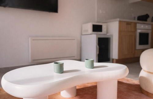 Le Sweet - By BEST KEYS - Suite Design avec Spa Privatif Balnéo - Centre-Ville - Lit Queen Size - Smart TV Netflix - Ambiance Romantique - WiFi Fibre - Check-in Autonome - Foto 9