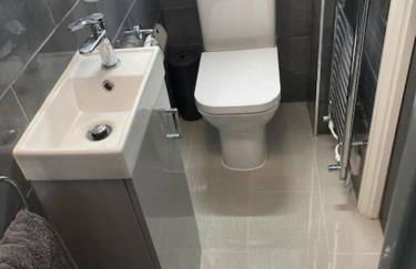 Modern 1 bedroom flat with patio garden & parking - Foto 10